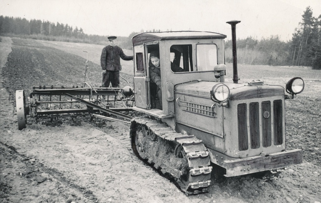 Foto.Võru Masinataraktorijaama naistraktorist L. Liloson kultiveerimistöödel "Kommunismi Tee" kolhoosis 1955.a. mais.