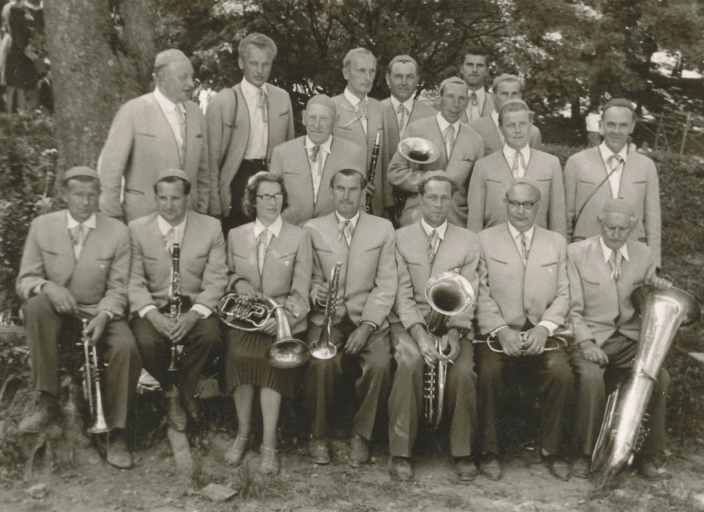 Foto. Võru Rajooni Kultuurimaja puhkpilliorkestri liikmed kontserdil Kuressaare 1967.a. laulupeol