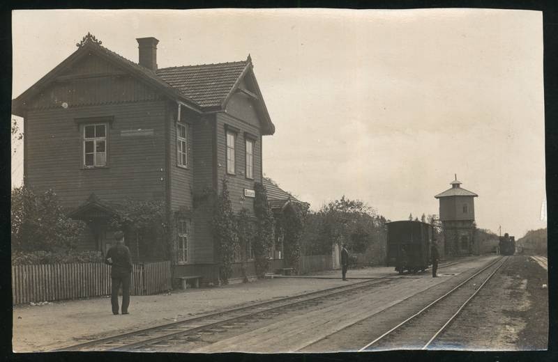 fotopostkaart, Suure-Jaani khk, Olustvere raudteejaam, veetorn, vagun, inimesed, jaamahoone, u 1925