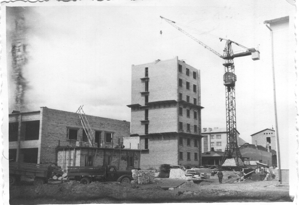 Foto. Võru MEK veetorni ehitamas aastatel 1961 - 1962 Võrus.