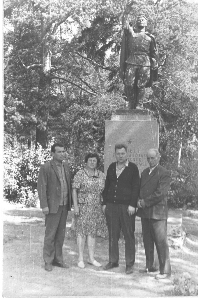 Foto. Sõjaveteranid Vastseliina vennaskalmistul augustis 1968.a.