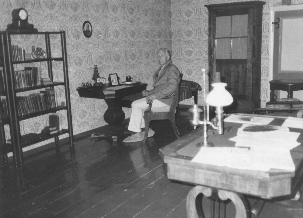 Foto. Dr.Fr.R. Kreutzwaldi Memoriaalmuuseumi direktor Aleksander Krull  Kalevipoja toas 6.septembril 1989.a.