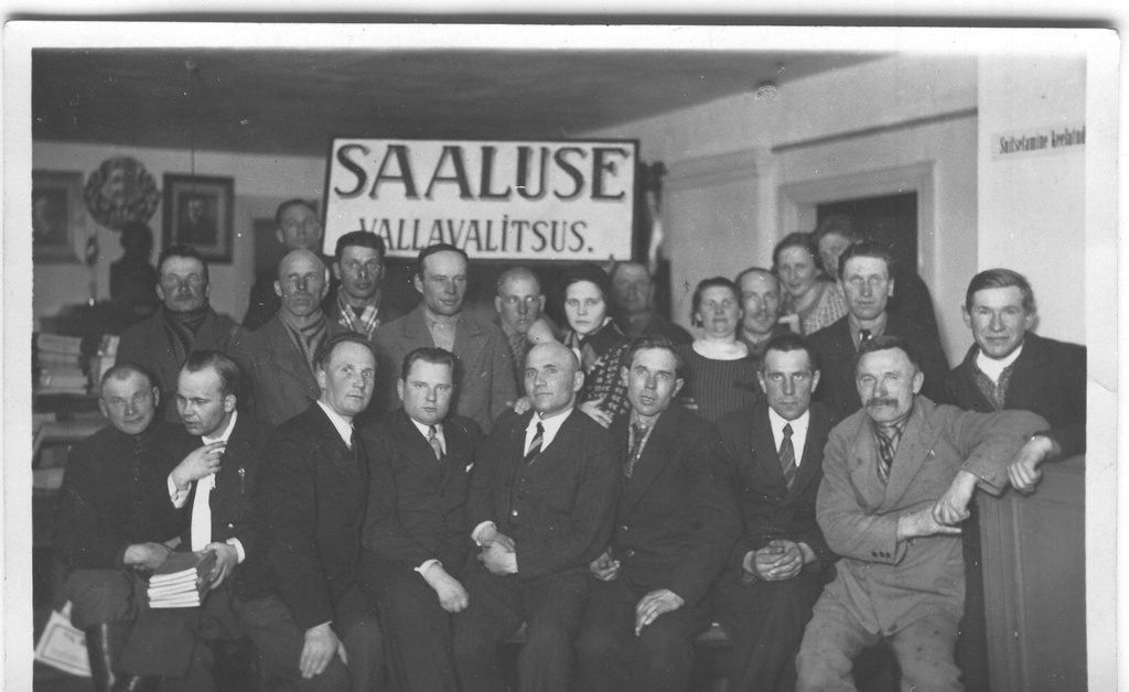 Foto.Saaluse vallavalitsus 1.aprillil 1937.a. likvideerimise puhul Vastseliina vallamajas.