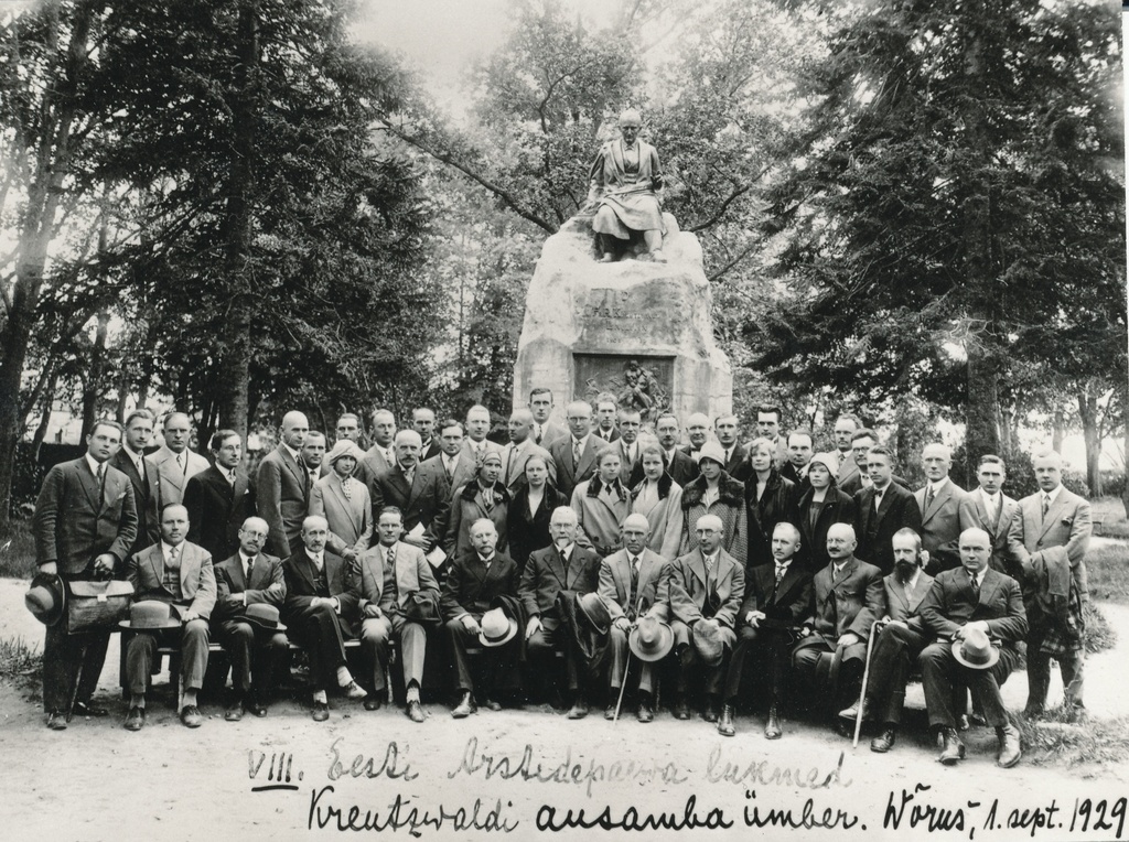 Foto.VIII  Eesti Arstide päevad Võrus 31. august-1. september 1929.a.liikmed Kreutzwaldi ausamba ümber 1.septembril 1929.a.
