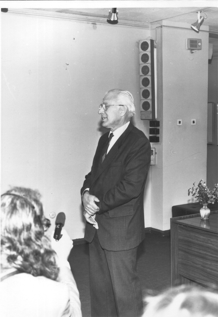 Foto. Krull, Aleksander - muuseumi direktor avab kirjandusliku pärastlõuna Võru Koduloomuuseumis 28.septembril 1990.a. B.Kangro 80.sünniaastapäeva puhul.