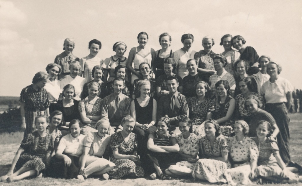 Foto.Vabariiklik tsiviilkaitse rühm 1939.a. Esireas paremalt 1 Anni Rinne.