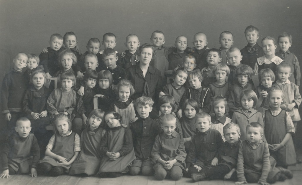 Foto. Võru linna lasteaia lapsed ja juhataja Toom 1927.a.