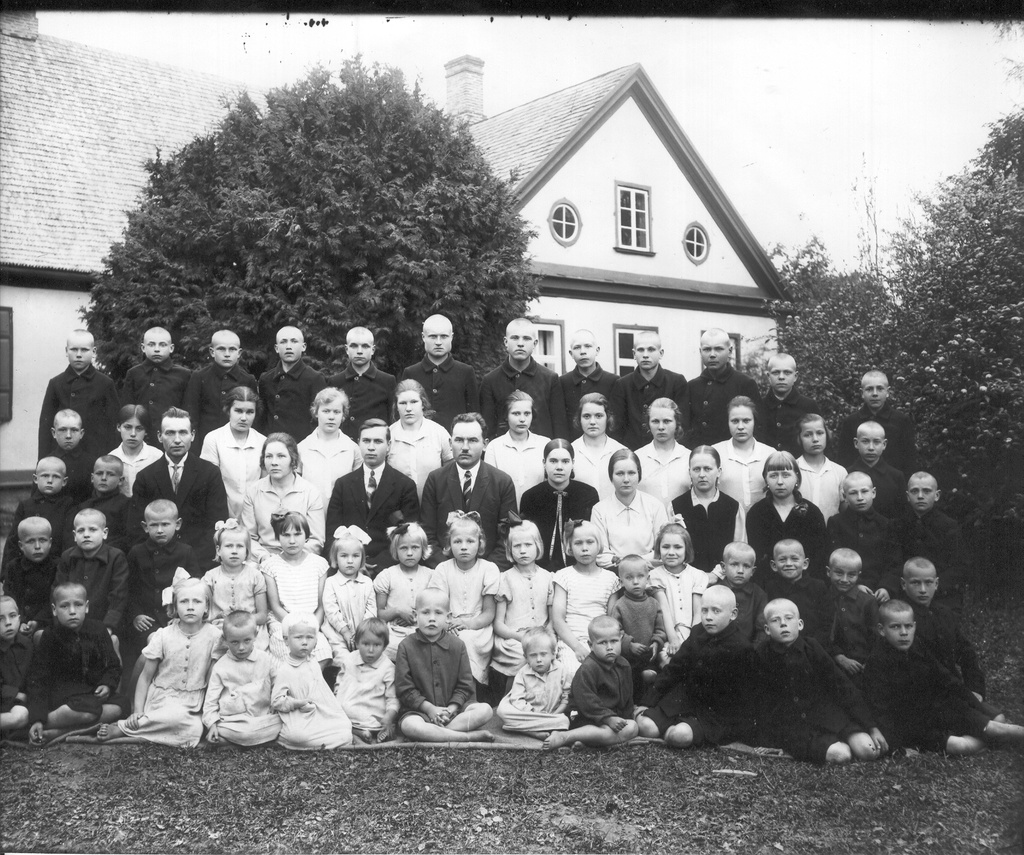 Foto. Tilsi lastekodu kasvandikud ja juhataja Juhan Zopp 1930.tel aastatel.Foto Gustav Zopp.