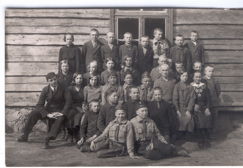 Foto. Plaani algkooli III ja IV klassi õpilased koos koolijuhataja Henno Sikuga 1920-tel aastatel.