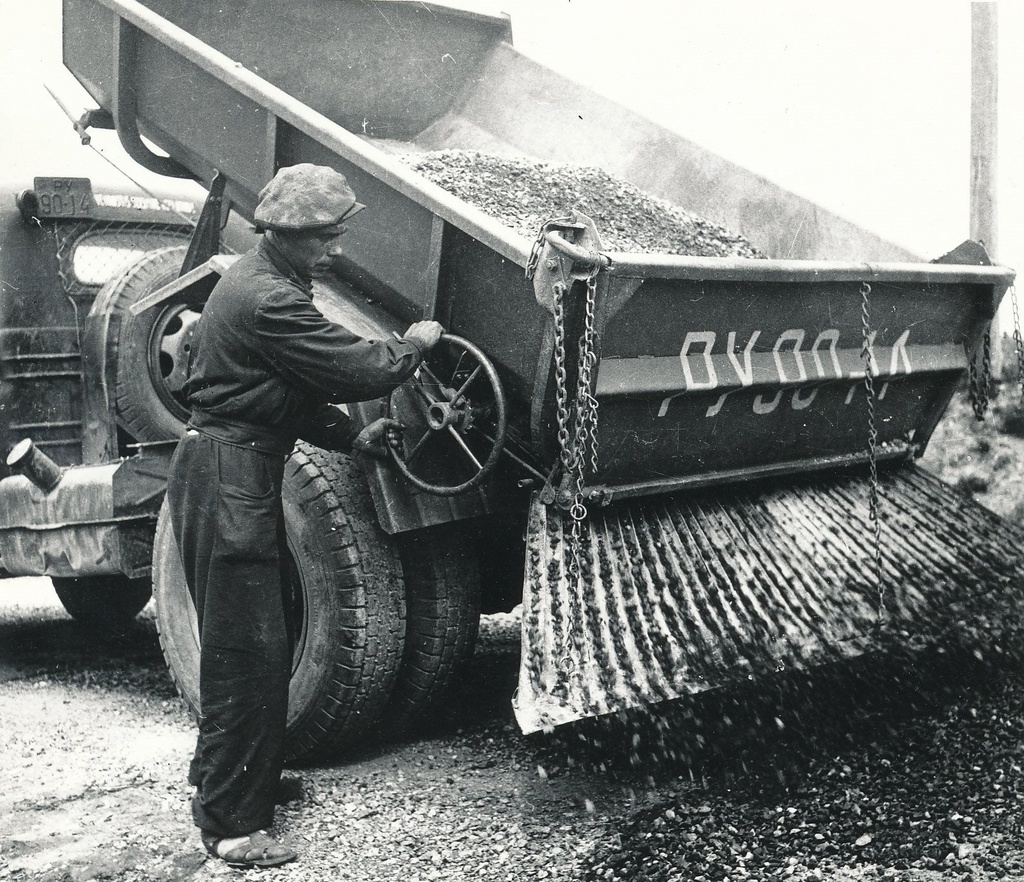 Foto. Võru Teedevalitsuse töötaja Elmar Tammisaare ratsionaliseerimisettepanek - killustiku laotaja 1963-1964.a.