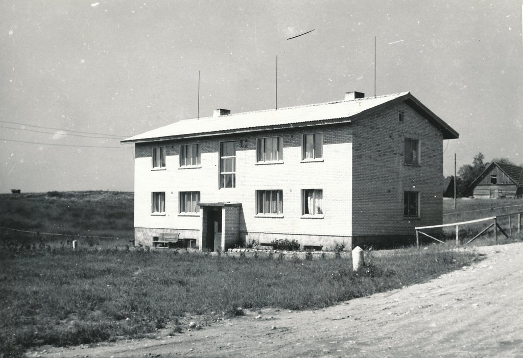 Foto. Võru Teedevalitsuse elamu Varstu teemeistri piirkonnas Kangstes, Valga - Võru maantee ääres 1964.a.