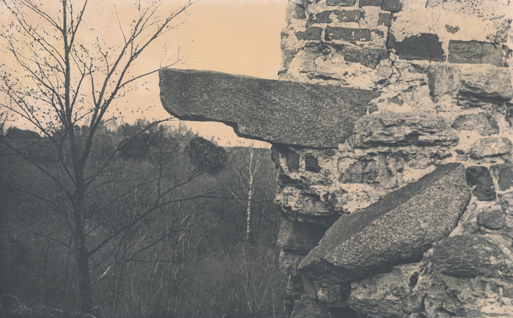 Fotoalbum. Vastseliina linnuse varemed. Osa kirdetornist 1974.a.