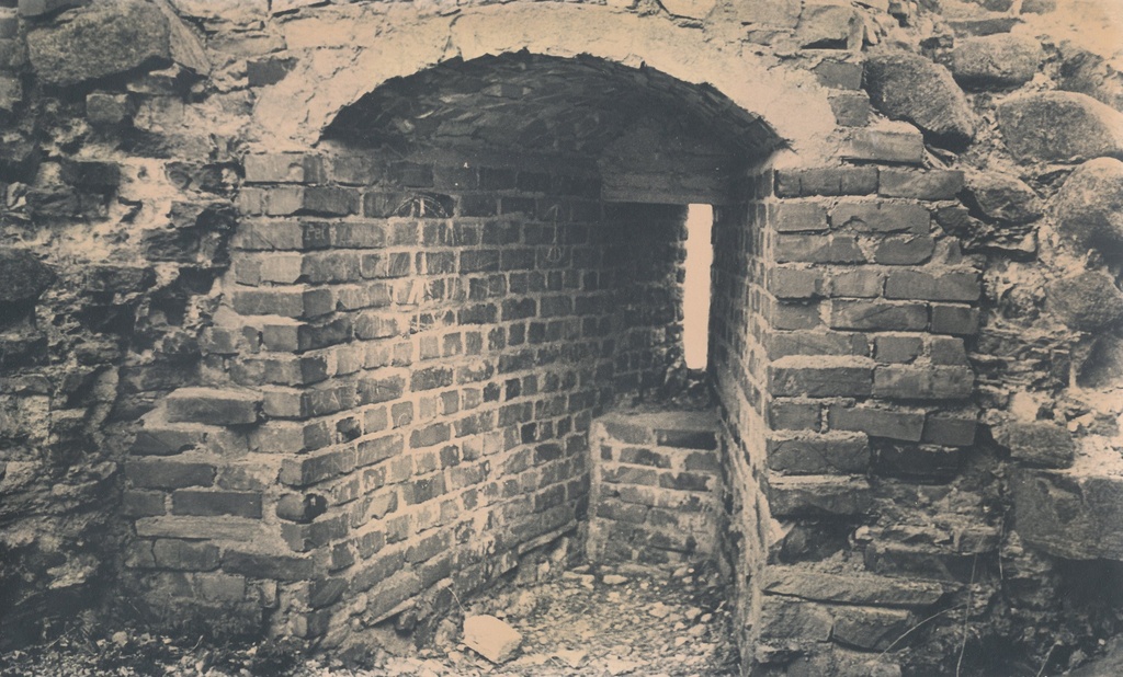 Fotoalbum. Vastseliina linnuse varemed. Vaade restaureeritud kagutorni laskeavale 1974.a.