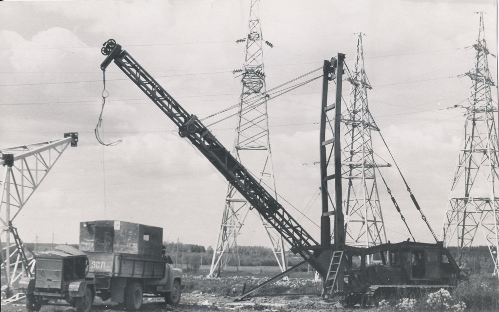 Foto.Võru - Lepassaare - Värska - Räpina  35 kv elektriülekandeliini  ehitus Võru alajaamas, lõpumasti püstitamine 1971.a.