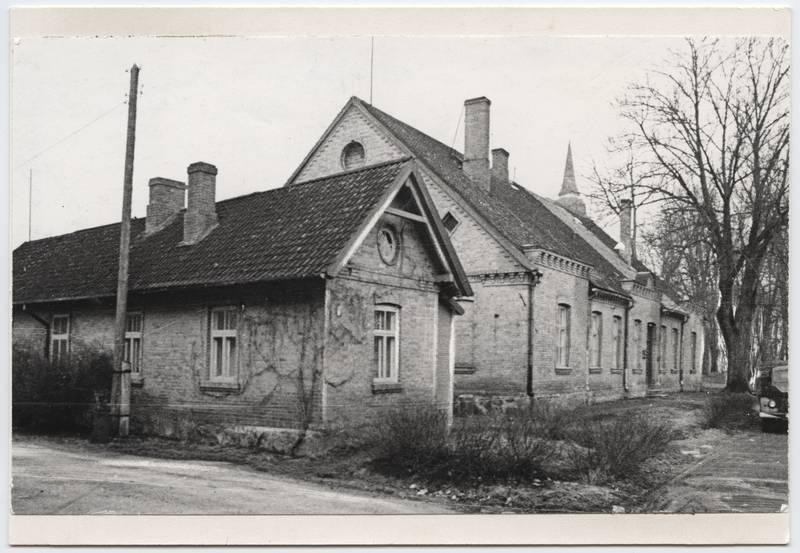 foto, Viljandi, Pikk tn 10, 8 (paremal raamatukogu, varem Jaani kiriku pastoraat), 1975, foto E. Veliste