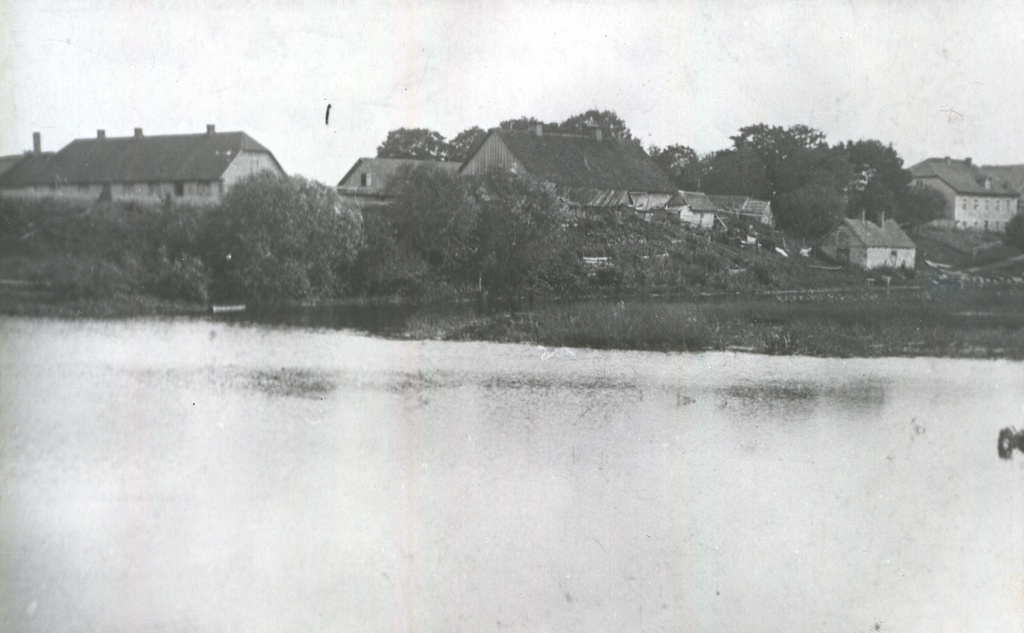 Foto. Peetri jõel asetseva Tiitsa veski paisjärv , taga Tiitsa karjamõis.