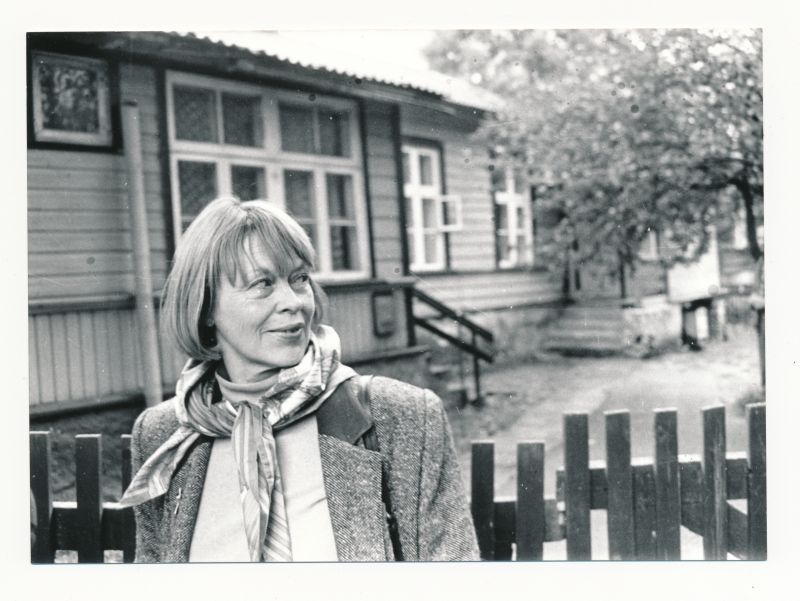 Foto. Kunstnik I. Wikland Haapsalus oma kunagise kodumaja ees (Linda ja Rüütli tn. nurgal) 9. september 1989.