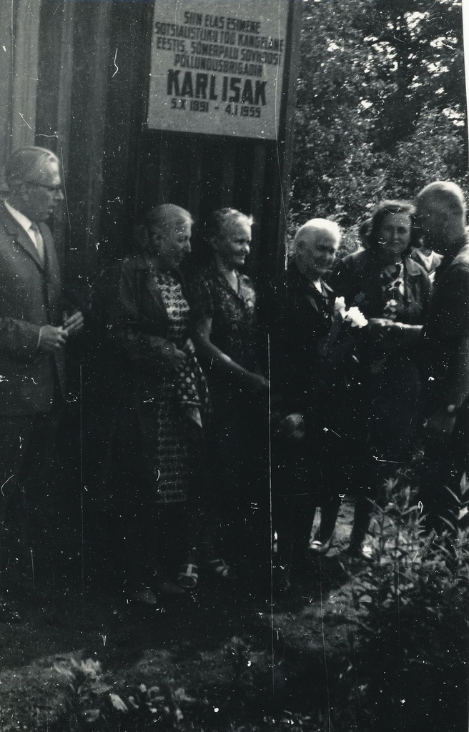 Foto. Mälestustahvli avamine ENSV esimesele sotsialistliku töö kangelasele , Sõmerpalu põllundusbrigadirile Karl Isakule.