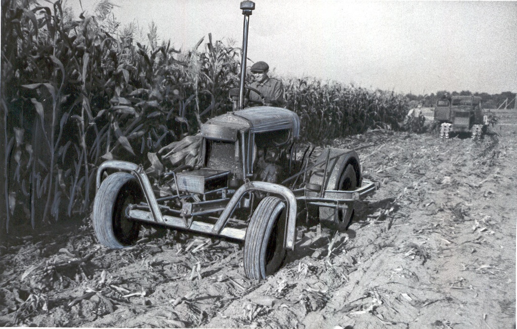 Foto. Maisi lõikamine traktori- heinaniitjaga Väimela Põllumajandustehnikumi maisipõllul.