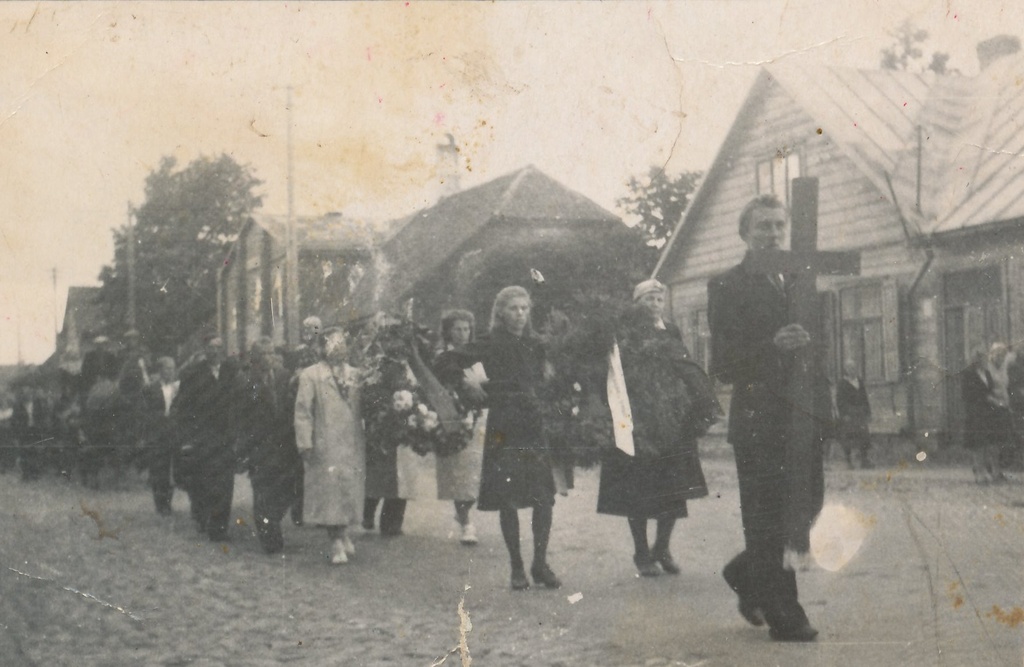 Foto. Matuserongkäik kirstuga matusevankril 1940.aastatel Võrus Kreutzwaldi ja Liiva tänava nurgal