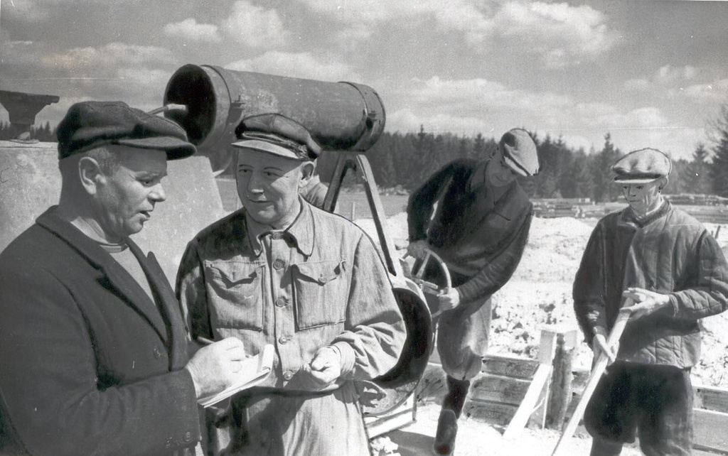 Foto. Kala, Gustav - "Punalipu" kolhoosi ehitusbrigaadi brigadir ja lülivanem Müür, August sigala ehitusel.