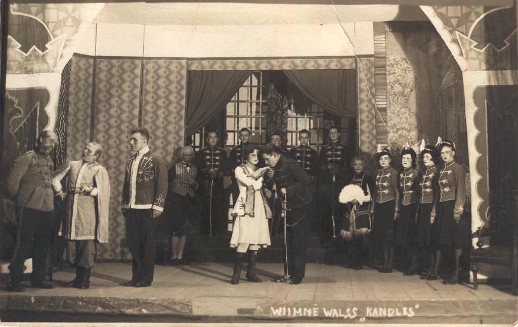 Foto. Stseen O. Straussi opereti "Viimne valss" lavastusest Kandles 1932.a.