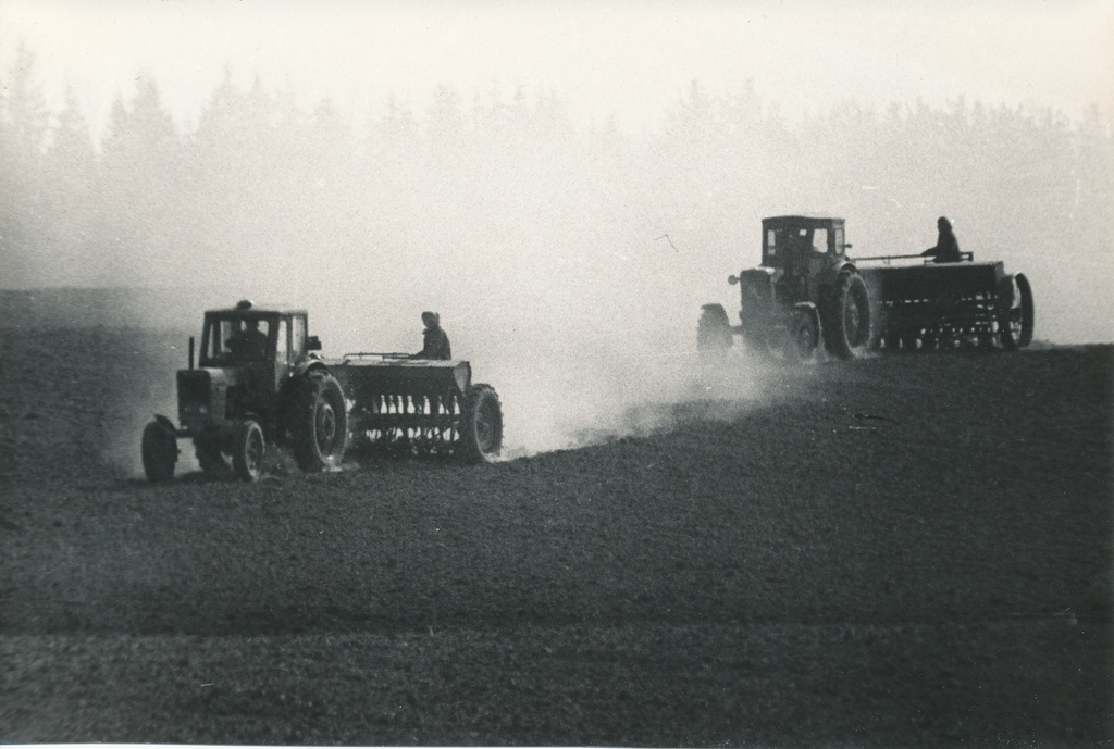 Foto. Kevadkülv  Väimela Näidissovhoostehnikumis mais 1975.a.