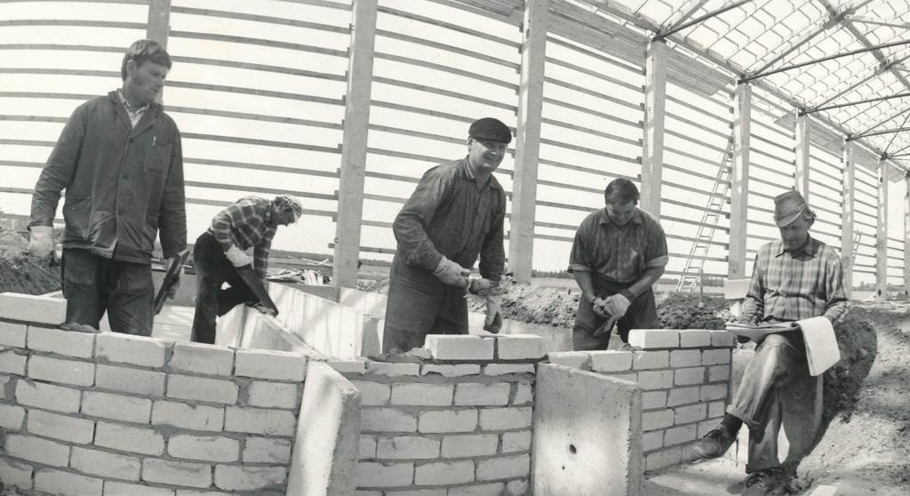 Foto. Võru KEK-i brigadir Rohtla, K. juhitav eesrindlik ehitusbrigaad Väimela Näidissovhoostehnikumi lauda ehitusel 1977.a.