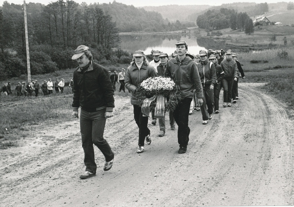 Foto. Võru rajooni suvepäevalised suunduvad Rõuge Jaani-Peebu kalmistule 1982.a. Ees sammub Peeter Laurson