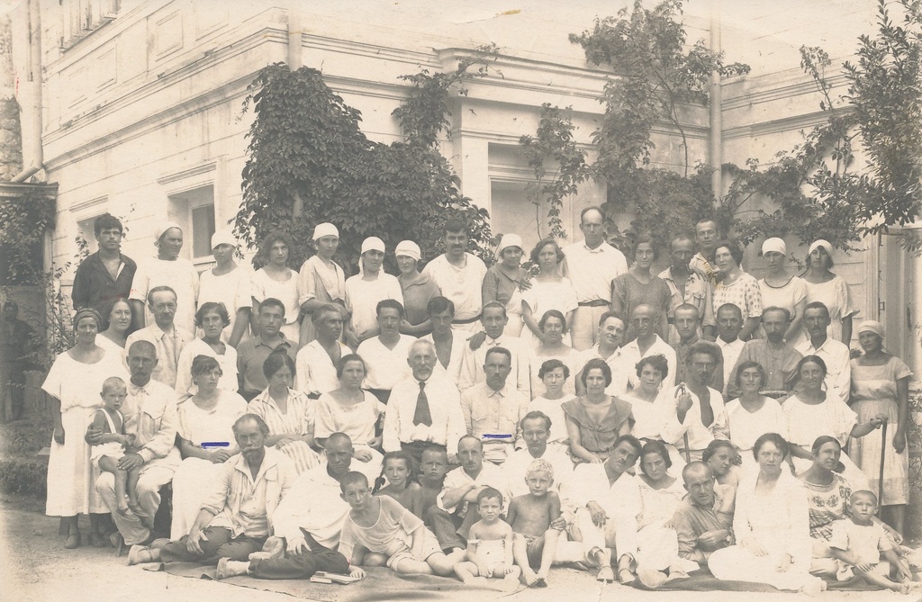Foto. Jaan ja Anfissa Räppo nõupidamisel 1920.aastatel , esireas vasakult 2 Anfissa Räppo ja 6 Jaan Räppo.