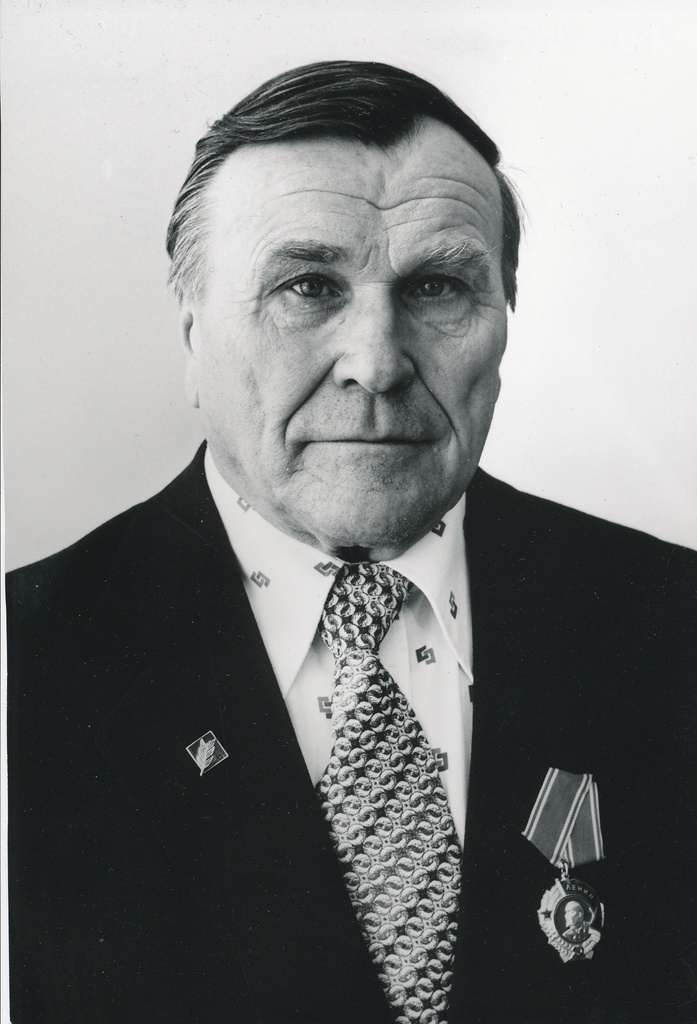 Foto.  Lenini ordeni kavaler  Võru TREV juhataja Lill, Valter 1982.a.