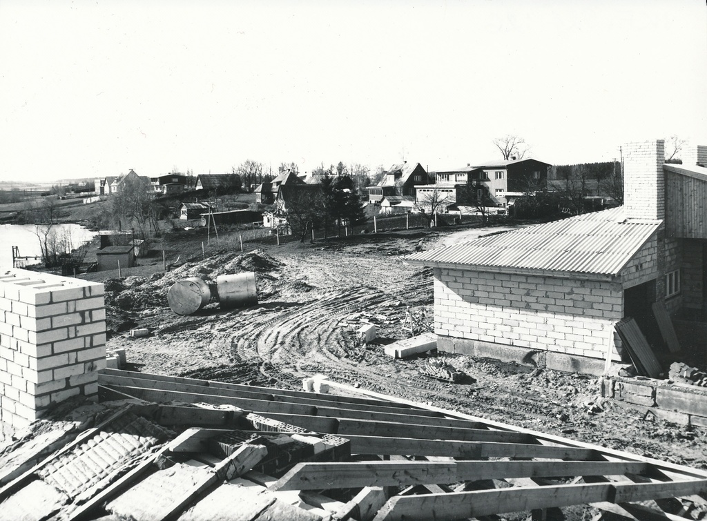 Foto. Väimela Näidissovhoostehnikumi tööliste ühe- perekonna elamud Lapi teel, mis valmisid aastatel 1981-1982