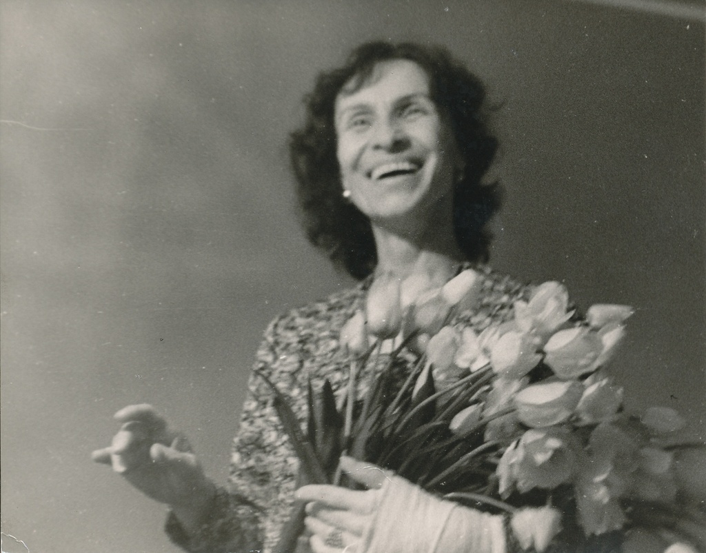 Foto. Kai Leete lilledega  lasteballeti "Maikelluke" etenduse lõppedes 1966.a.