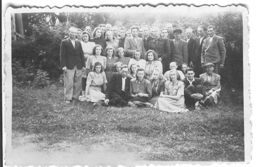 Foto. Kolhooside raamatupidajate ja revisjonikomisjonide esimeeste seminarist osavõtjad Vastseliinas 1950-tel aastatel