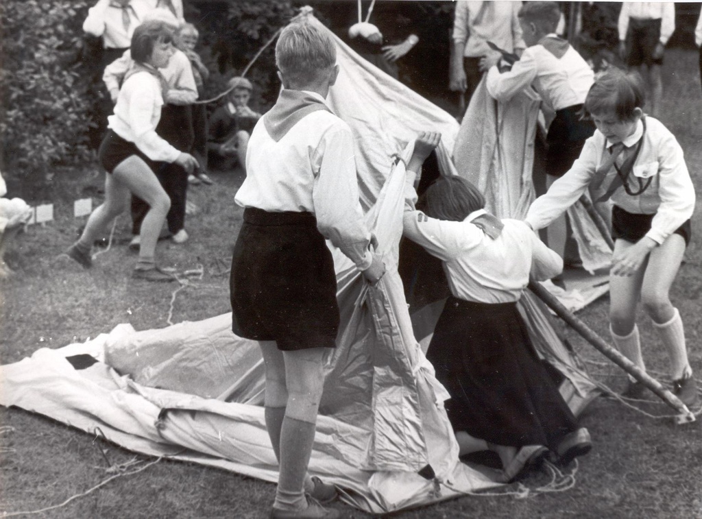 Foto. Võru rajooni pioneerid Pärlijõe pioneerilaagris Rõuges  Matsi küla all. Telkide püstitamise võistlus.