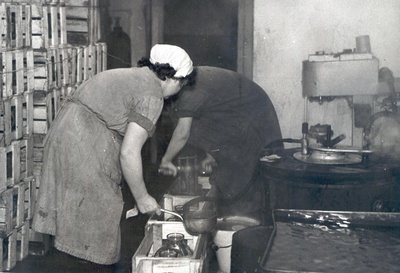 Foto. Võru Rajooni Täitevkomitee Segatööstuskombinaadi Mahlatööstus Võrus, Rimmi tn. 24. Mahla pastoriseerimine.  similar photo