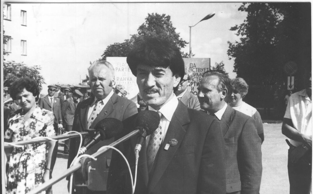 Foto. Kasahhi NSV kirjanduse- ja kunstipäevad Eesti NSV-s. Külaliste vastuvõtt Võrus Punaste Küttide väljakul 26.juulil  1982.a.Esineb Kasahhi NSV Riikliku Klassikalise Tantsu  Ansambli kunstiline juht Bulat Ajuhhanov.