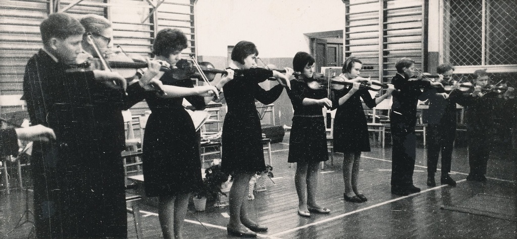 Foto. Laste muusikakooli viiuldajate ansambel kontserdil Võru I Keskkoolis 1960-te algul.