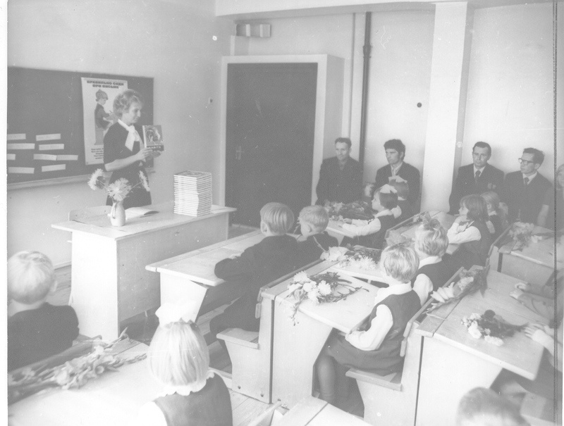 Foto.Esimene koolipäev Vastseliina Keskkooli uues koolihoones 1. septembril 1975.a.