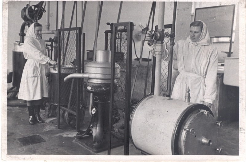 Foto. Vastseliina meierei pastöriseerimis ja separeerimisosakonna 1953.a.