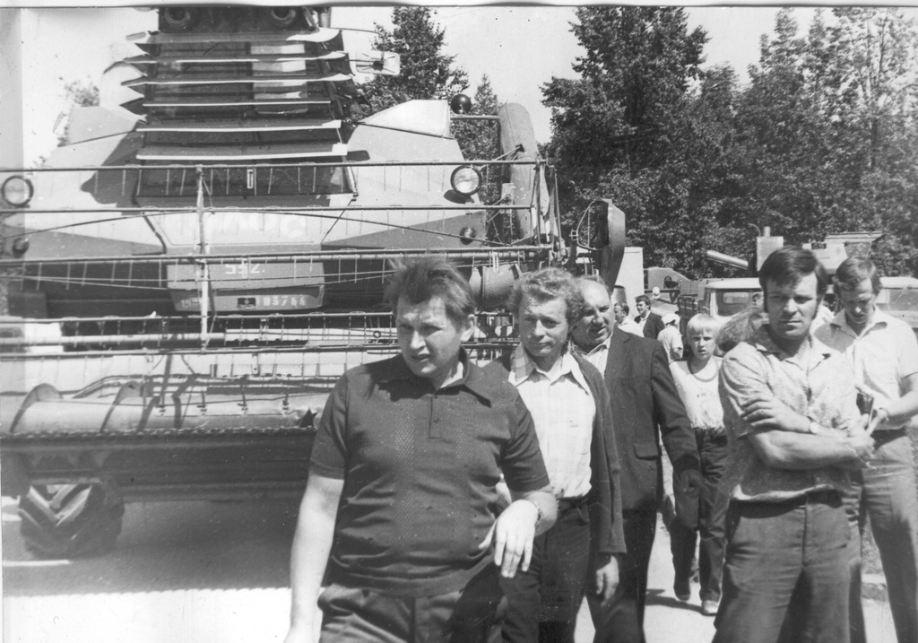 Foto. Võru rajooni kombainerite õppepäev Väimela NST-s 1983.a. Esiplaanil Mart Timmi.