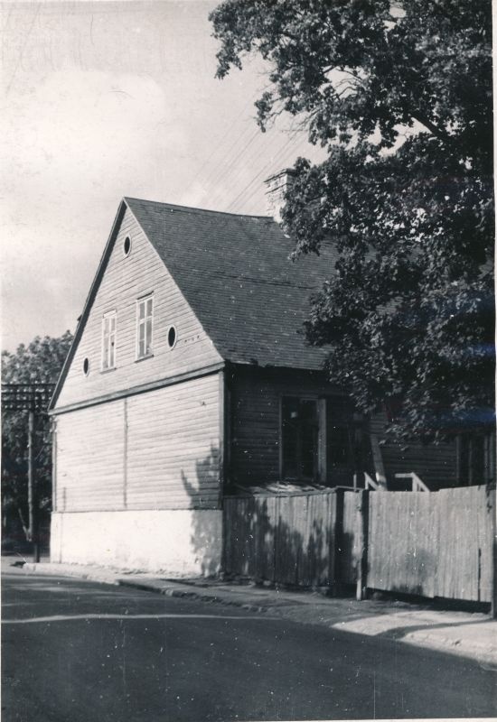 Foto. Maja Kingissepa ja Nõukogude tänava nurgal (nüüd Suur-Lossi 4). 1965. Foto H. Paalvelt.