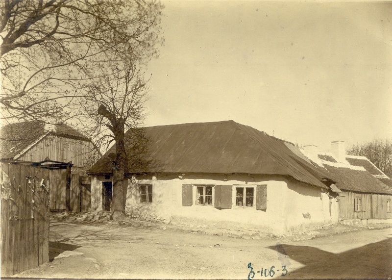 Foto. Maja Kooli ja Vee tänava nurgal. (Kooli 9). U. 1885.