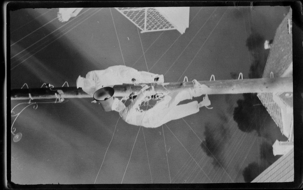 Foto. Valjuhääldaja paigaldamine Võru linnas 1949.a. Kreutzwaldi ja Tartu tänava nurgal.