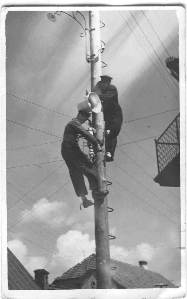 Foto. Valjuhääldaja paigaldamine Võru linnas 1949.a. Kreutzwaldi ja Tartu tänava nurgal.