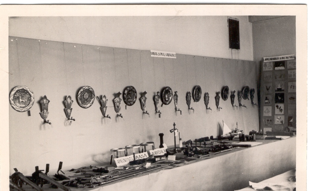 Fotoalbum.Foto näitus  II Soome-Eesti koolikongressist osavõtjatele Kaisaniemi algkoolis 1937.a. suvel. Poiste käsitööd.