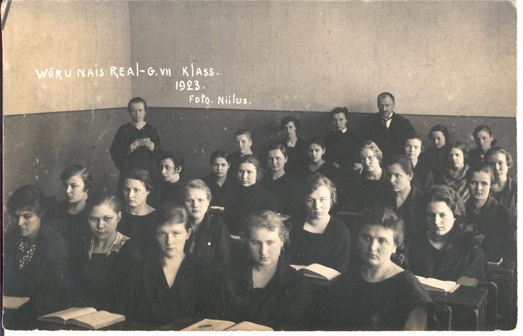 Foto. Võru Naisreaalgümnaasiumi 7. klass 1923.a.