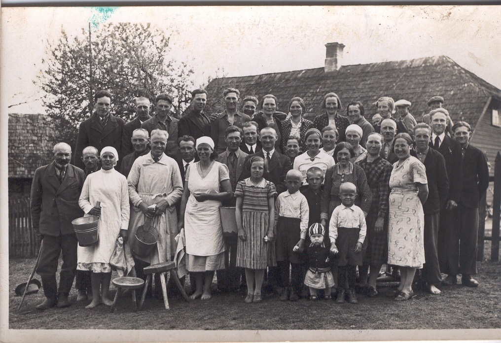 Foto. Lüpsivõistlustest osavõtjad  ja pealtvaatajad Uue-Saaluses 1930-te II poolel.