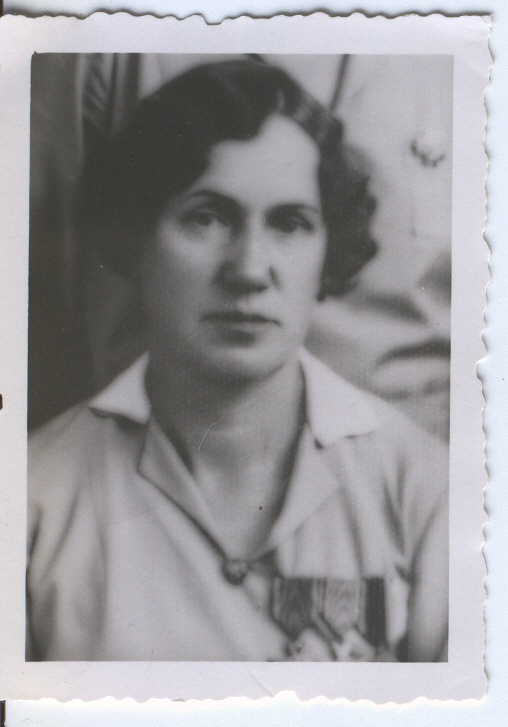 Fotoalbum. Foto Võru Õpetajate Seminari Harjutuskooli juhataja 1921-1930   Anette Budkovsky-Käis  1939.aastal naiskodukaitse vormis.