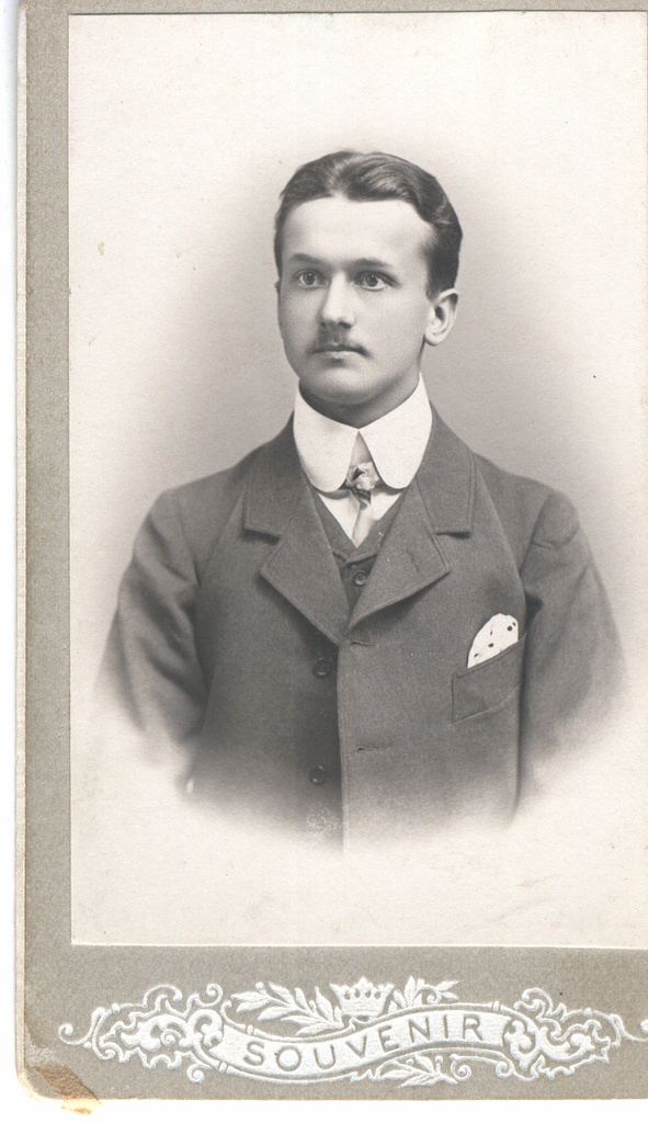 Fotoalbum. Foto  Johannes Käisi rinnaportree Lemsalus 1906.a.